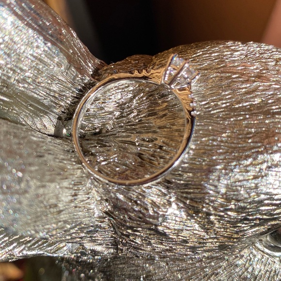 Pretty solitaire engagement style ring. Size 9 - Picture 3 of 3